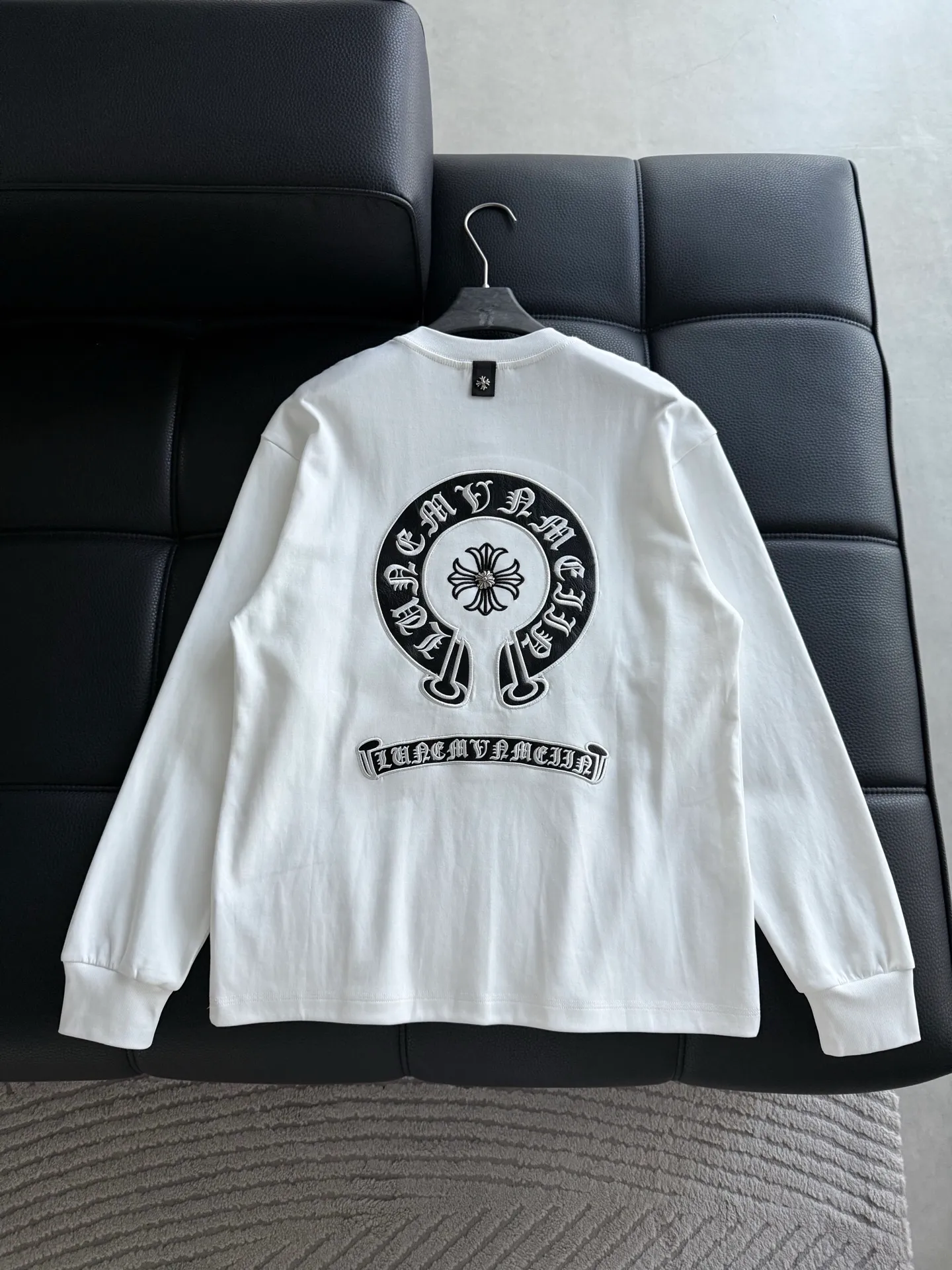 P400 ChromeHearts Chrome Heart Round Neck Long Sleeve The pursuit of quality absolutely guarantees quality! Using double-sided cotton fabric, the texture is clearly visible, the texture is soft, delicate and smooth, and the customized three-dimensional embroidery and leather patchwork technology is full of drape! The workmanship is fine and the shoulder lines are smooth. All imported chain machines are used to make the shoulder rolling strips. It has a certain thickness and is not made of cheap material but has a shiny feel that is comfortable and not tight on the upper body. It is the most avant-garde street item that can be easily matched by both men and women!  Color: black white Size: m-3xl Style number: 3576